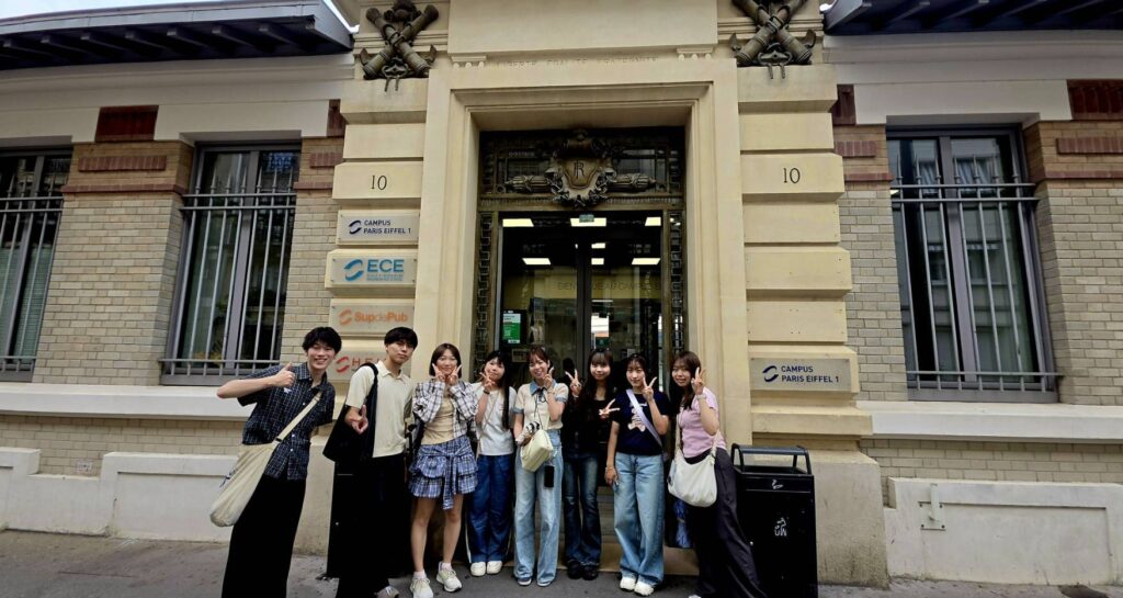 ECE Paris キャンパス入口前に並ぶ関西大学の学生8名