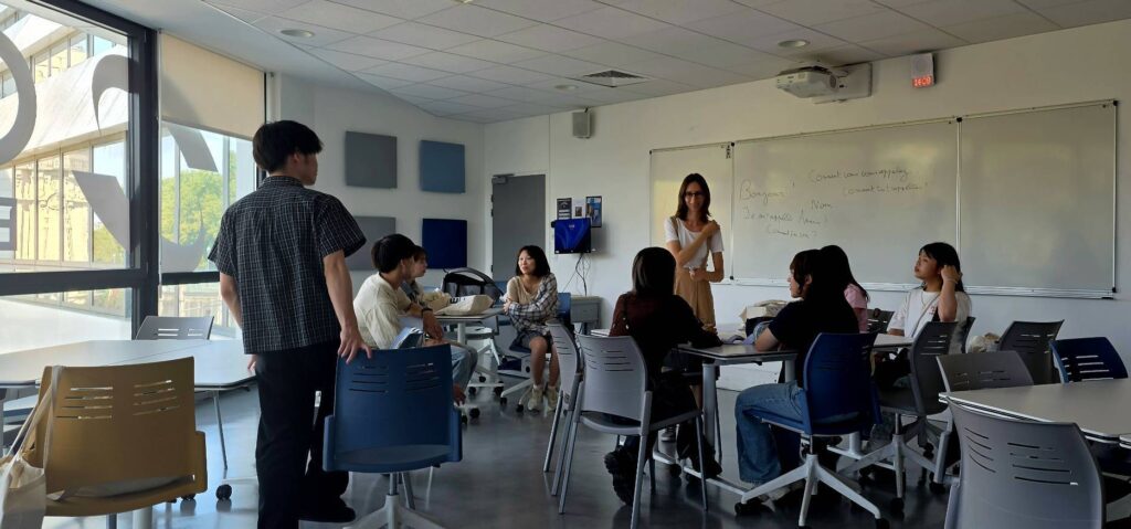フランス語の授業で講師の説明を聞く学生たち