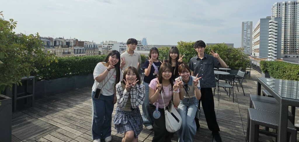 ECE Paris の屋上テラスで記念撮影する学生8名